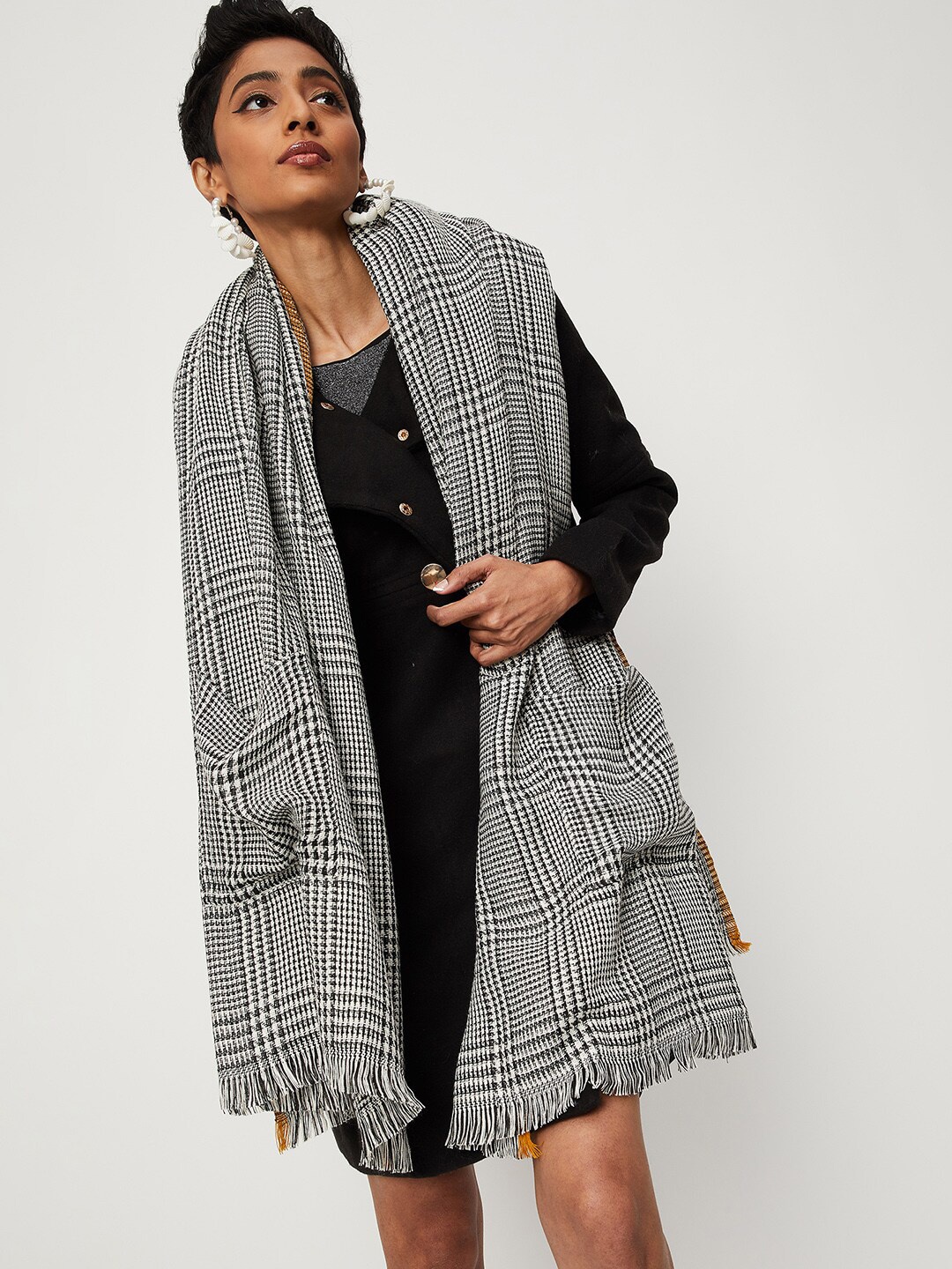 

max Women Checked Acrylic Mufflers, Black