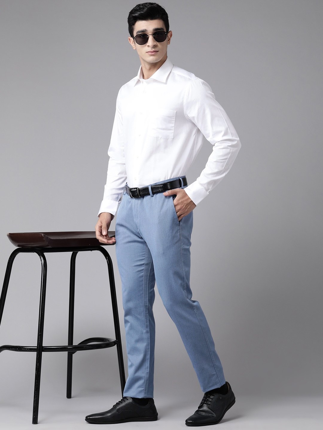 

Blackberrys Men Textured Tapered Fit Low-Rise Trousers, Blue