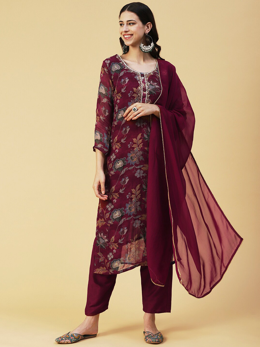 

FASHOR Women Floral Printed Beads and Stones Kurta & Trousers & With Dupatta, Maroon
