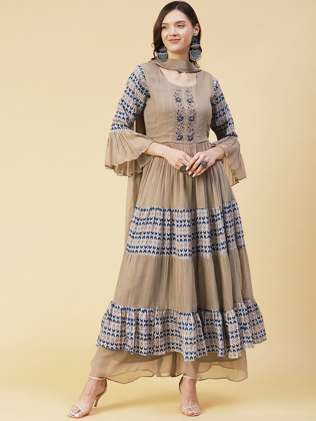 

FASHOR Women Floral Printed Tiered Kurta with Palazzos & Dupatta, Beige