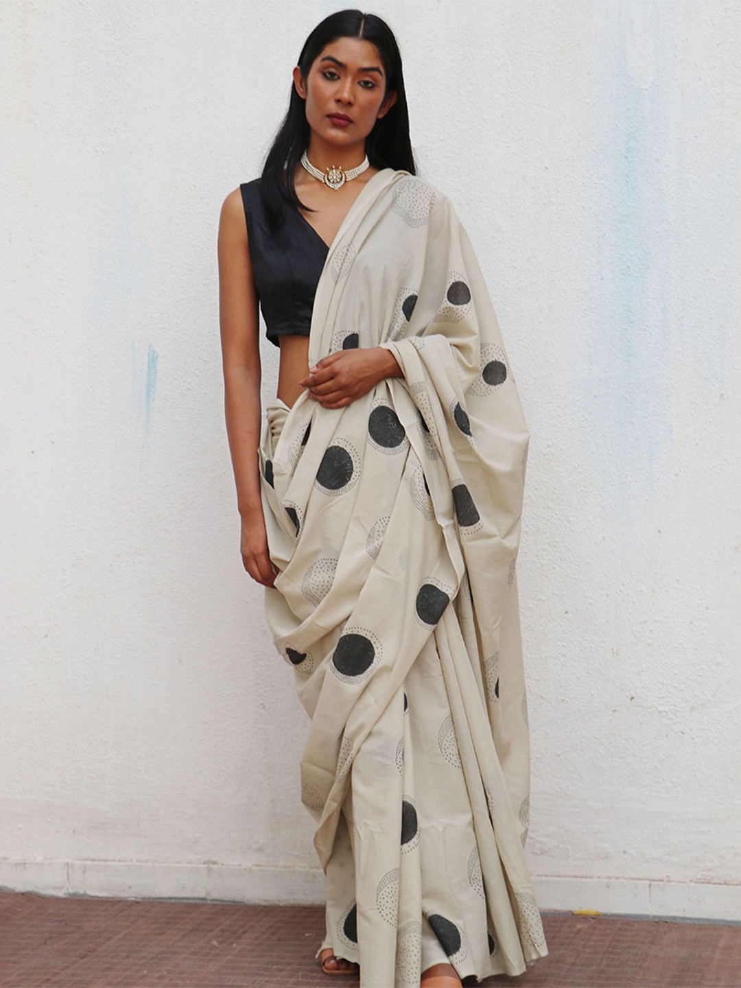 

Chidiyaa Pure Cotton Block Polka Dot Print Saree, Off white