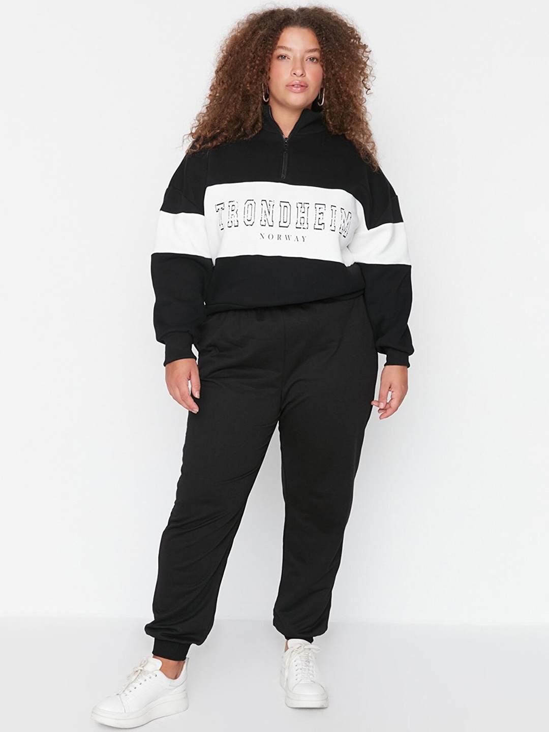 

Trendyol Women Slip On Regular Fit Joggers, Black