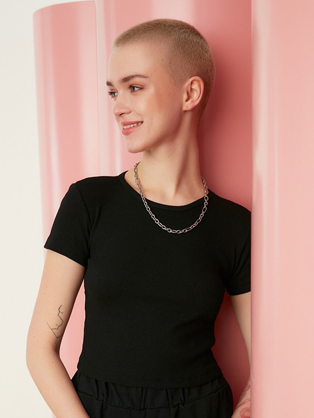 

Trendyol Round Neck Crop Top, Black