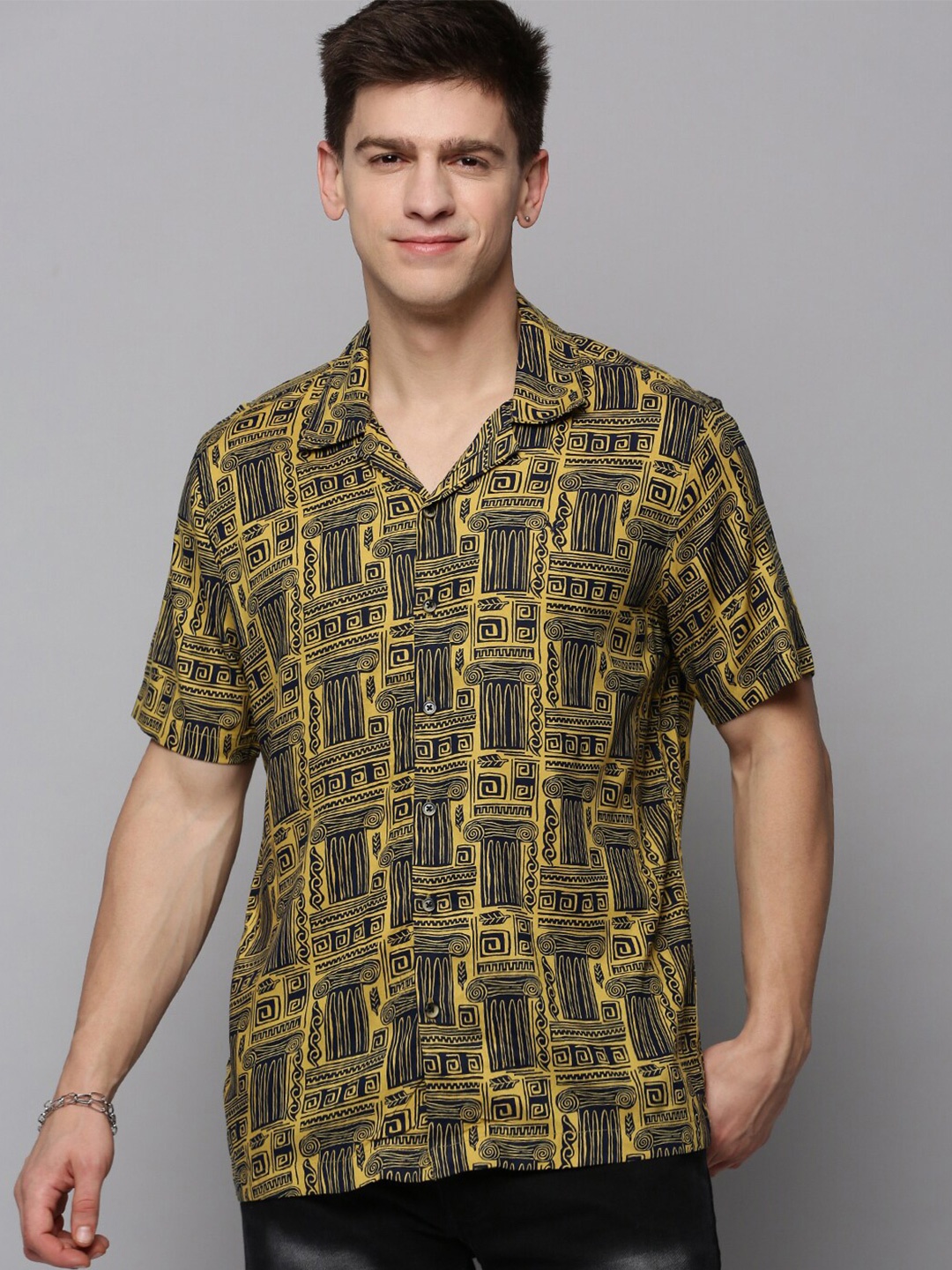 

SHOWOFF Men Comfort Printed Casual Shirt, Yellow