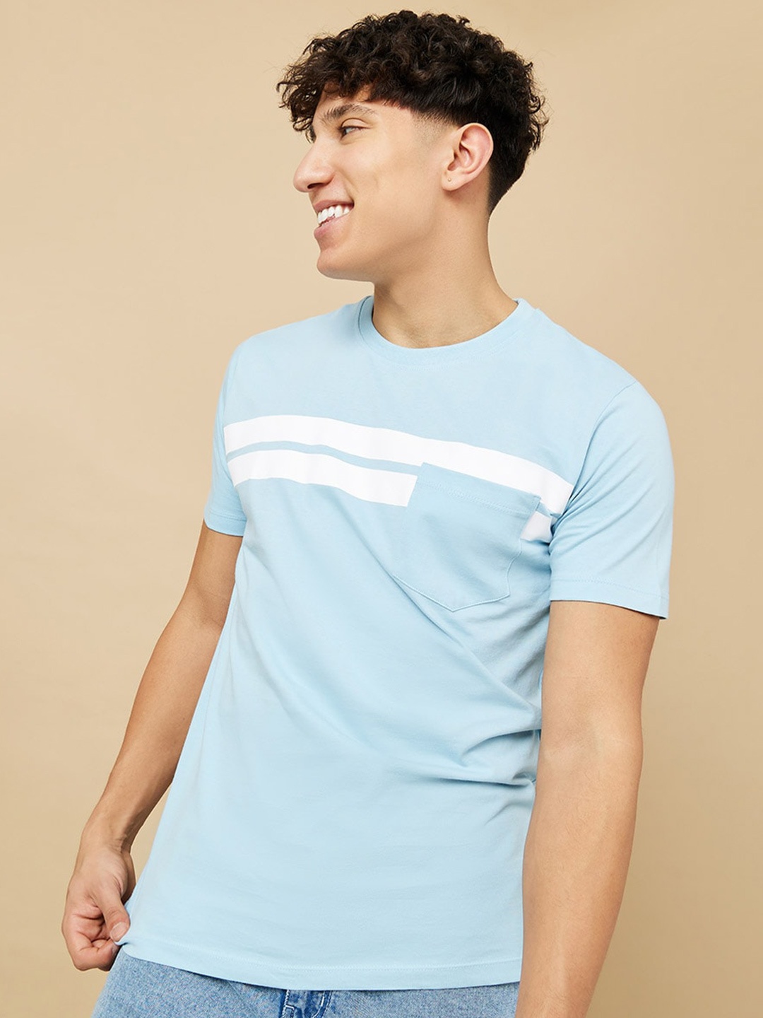 

Styli Men Contrast Striped Pocket Detail Regular Fit T-Shirt, Blue
