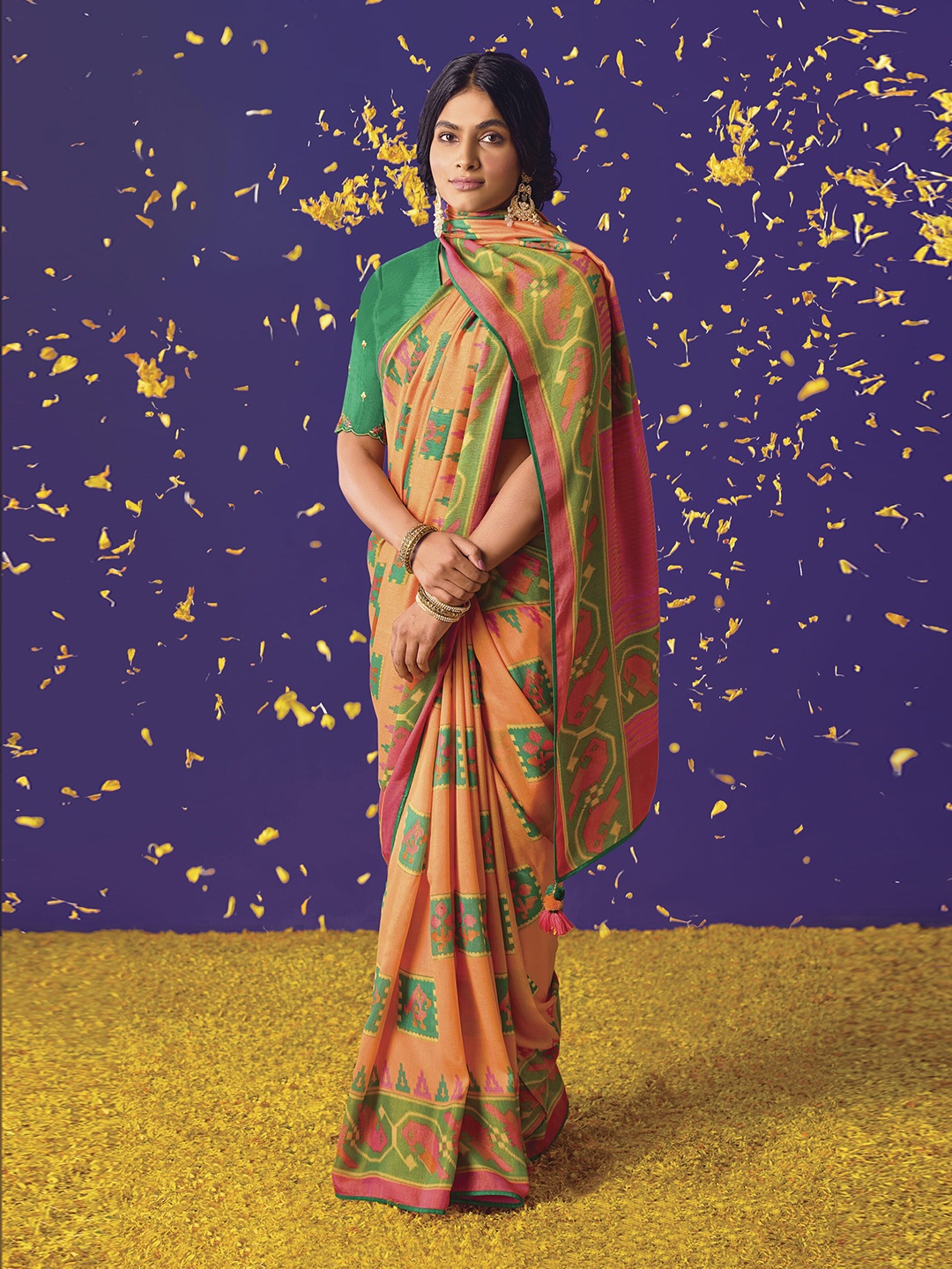 

elora Ethnic Motifs Art Silk Saree, Peach