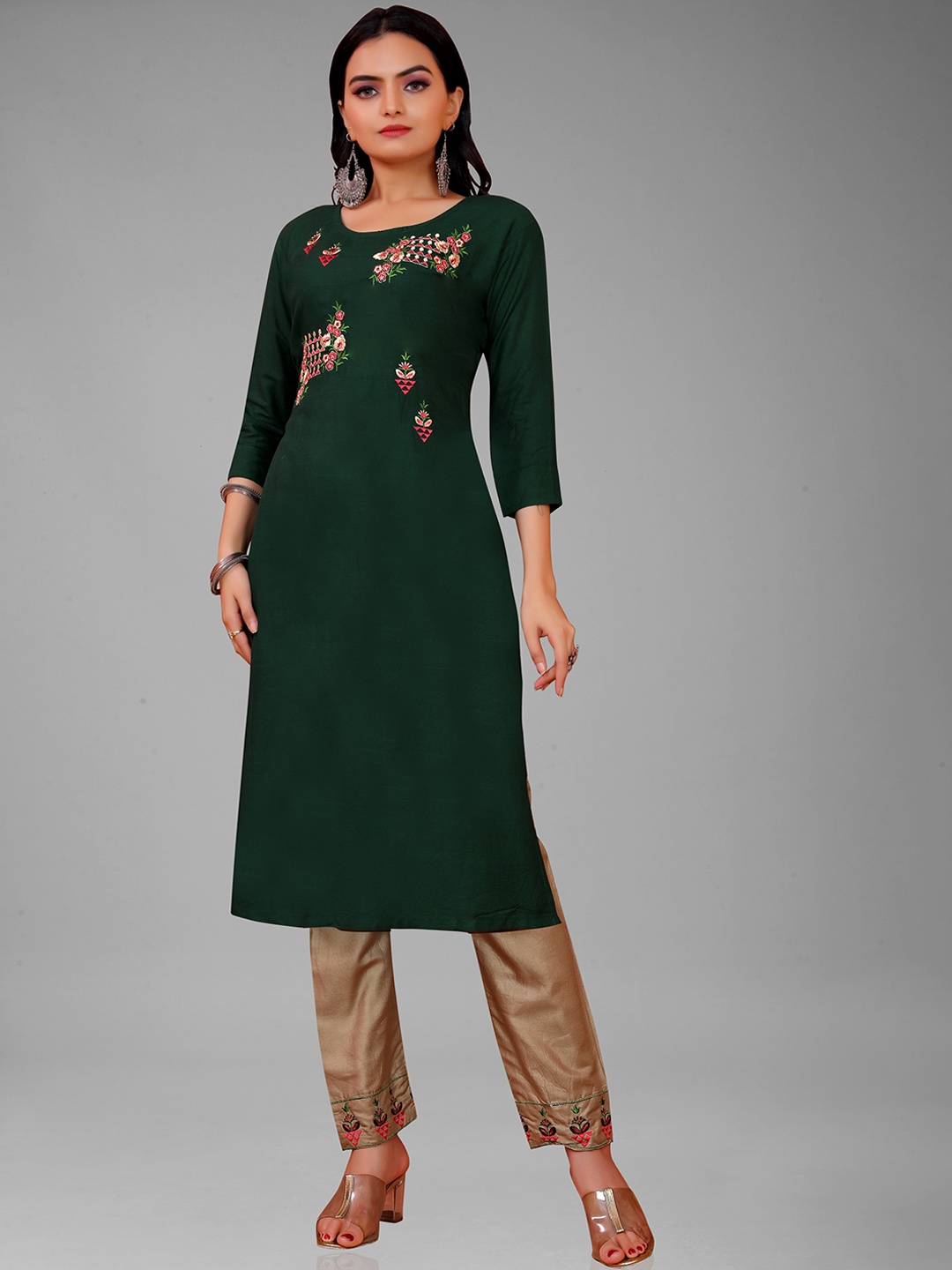 

Paramparik Textile Floral Embroidered Thread Work Kurta with Trousers Set, Green