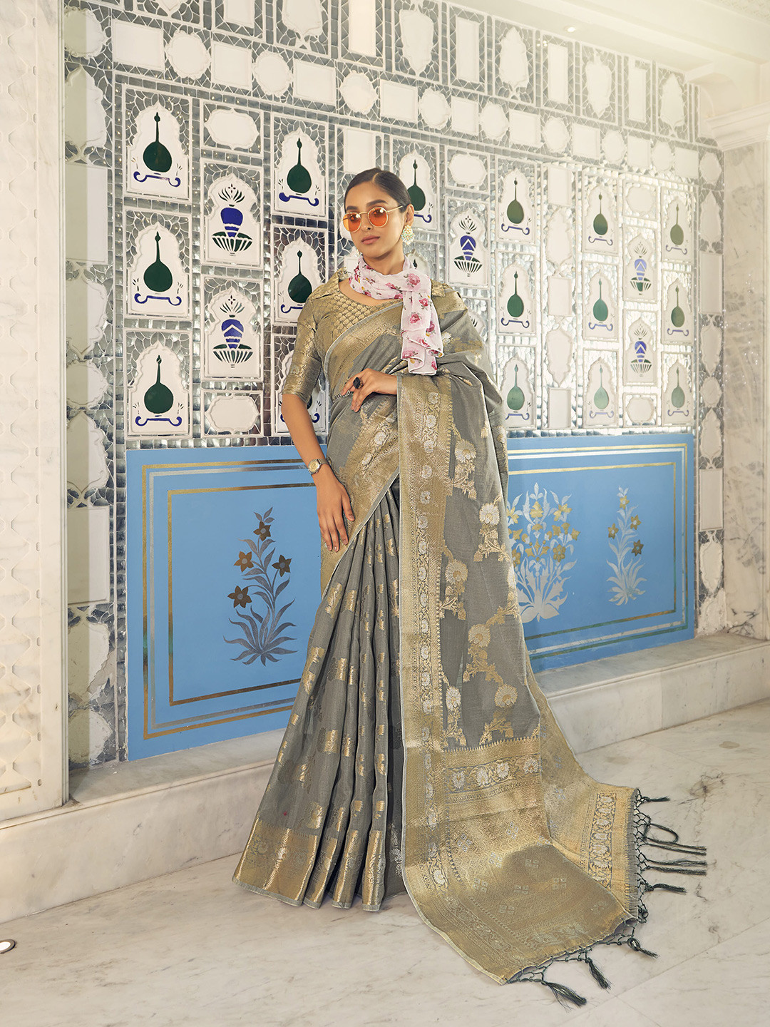 

elora Woven Design Zari Pure Linen Saree, Grey