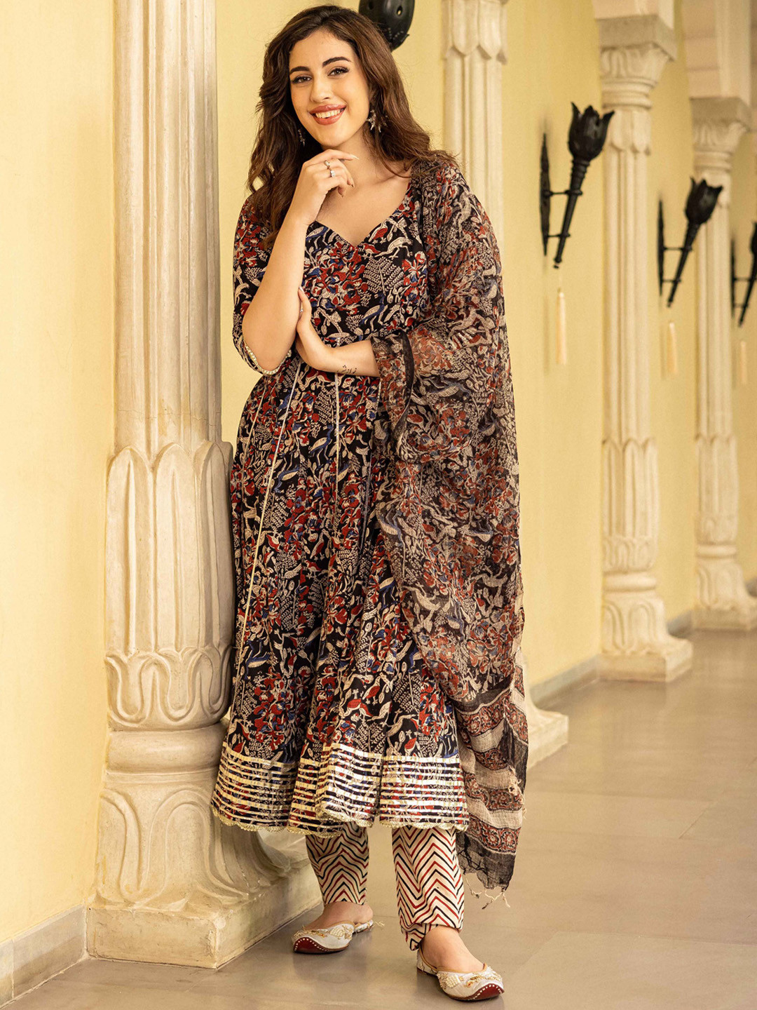 

AACHHO Women Floral Printed Gotta Patti Pure Cotton Kurta & Trousers & With Dupatta, Black