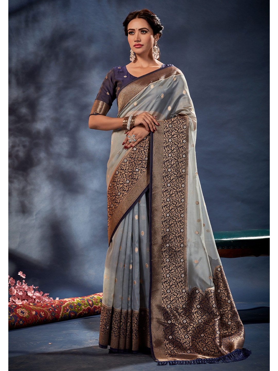 

elora Ethnic Motifs Woven Design Zari Organza Saree, Grey