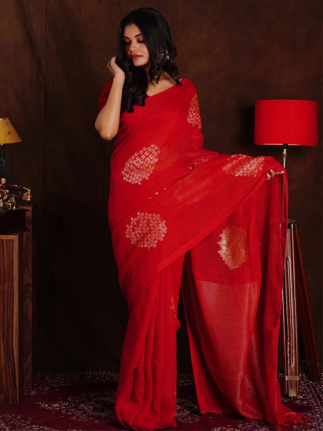 

BEATITUDE Woven Design Zari Pure Linen Saree, Red