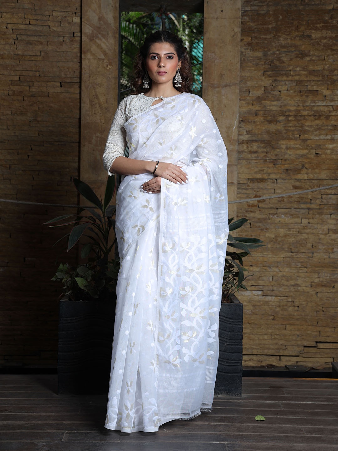 

BEATITUDE White & Gold-Toned Floral Zari Saree