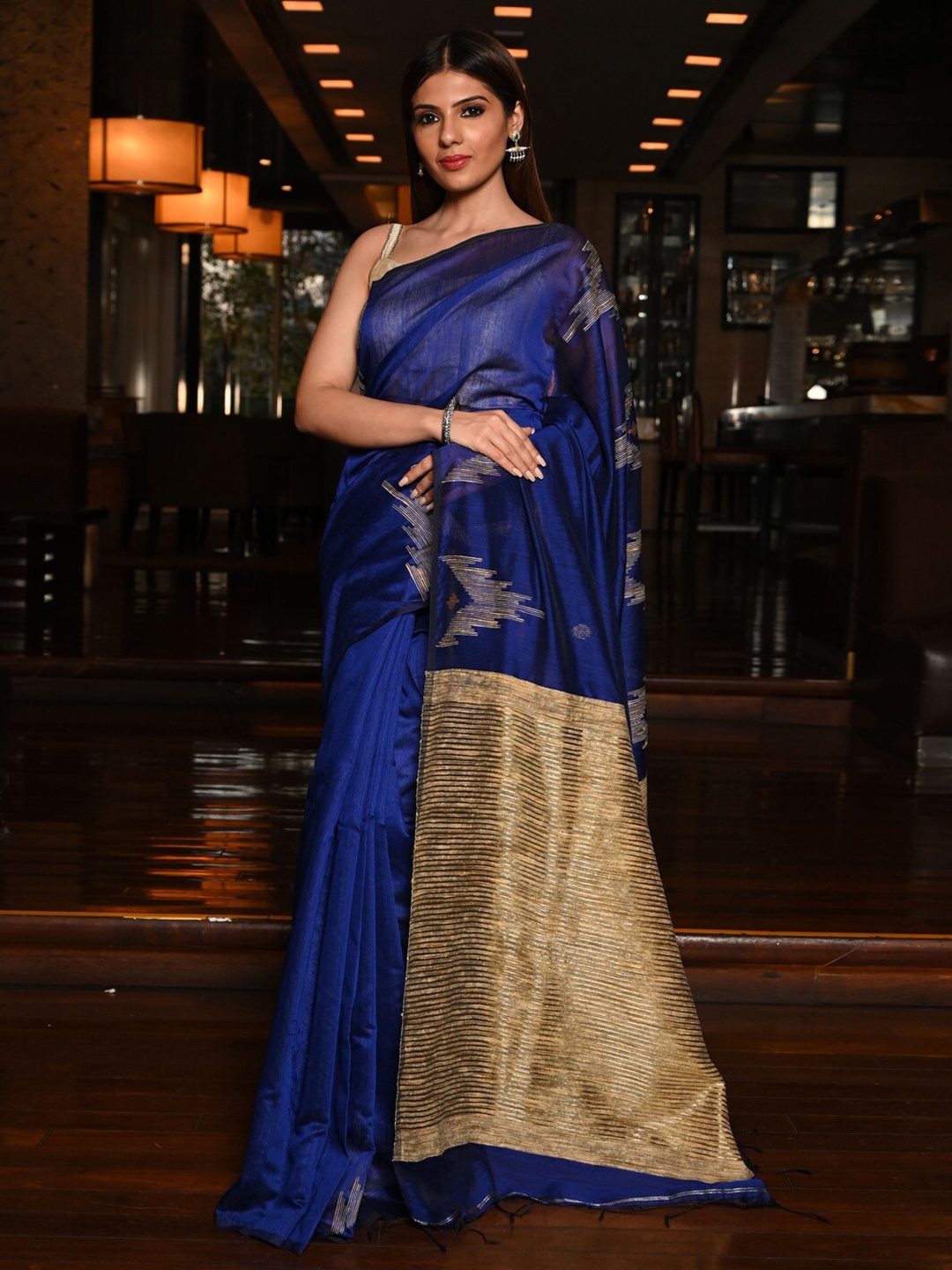 

BEATITUDE Blue & Gold-Toned Woven Design Zari Silk Cotton Saree