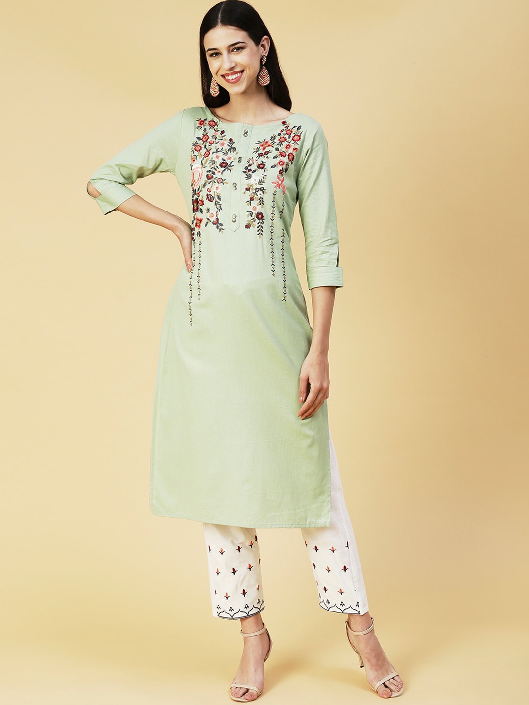 

FASHOR Women Green Floral Embroidered Thread Work Pure Cotton Kurta with Trousers