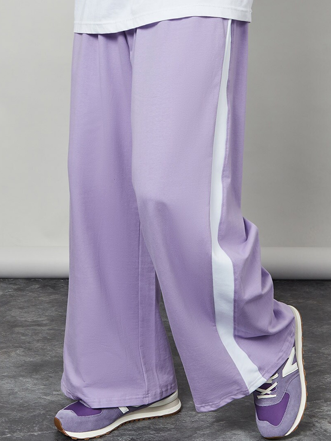 

Styli Men Wide Leg Contrast Striped Track Pant, Purple