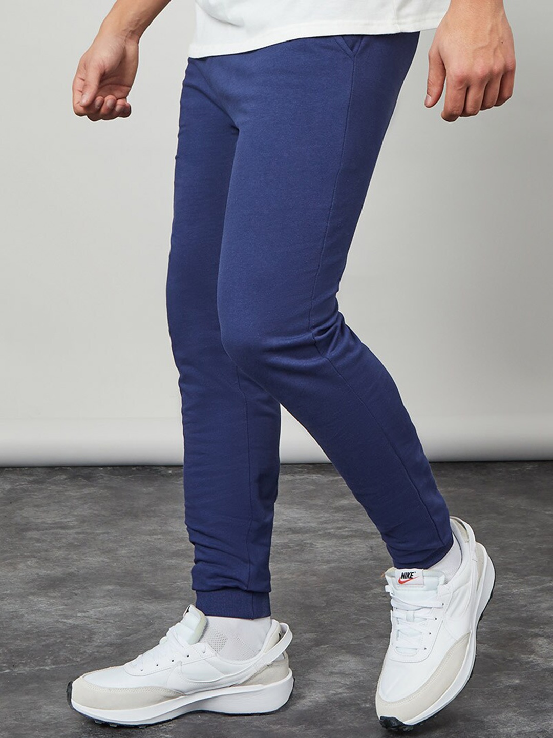 

Styli Men Solid Skinny Fit Mid-Rise Knitted Joggers, Blue