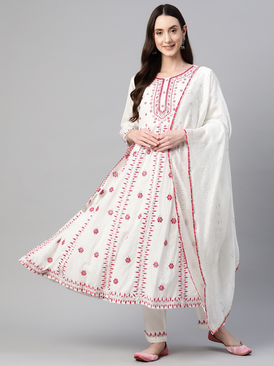 

Readiprint Fashions Floral Embroidered Panelled Thread Work Cotton Kurta Set, White