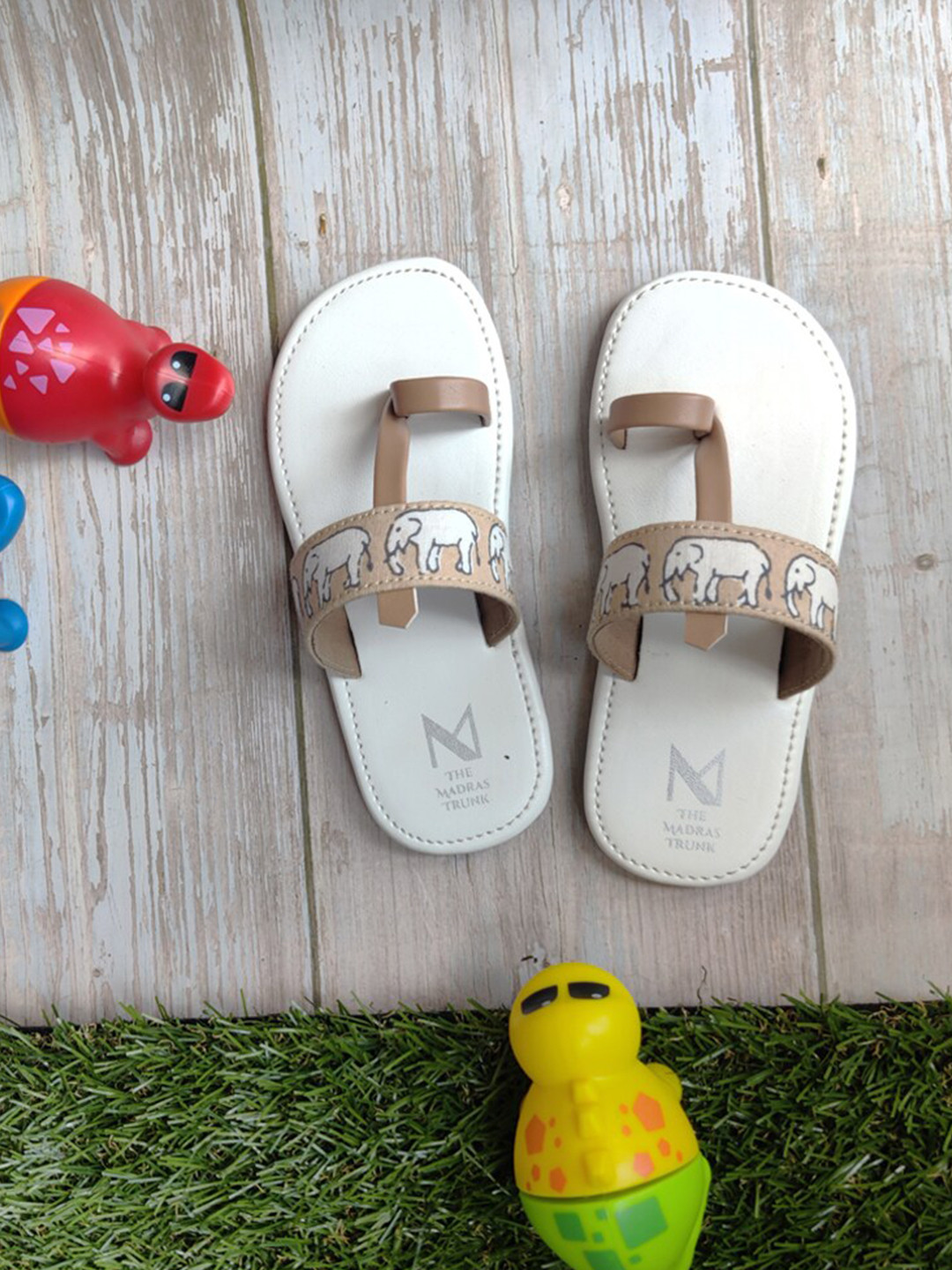 

THE MADRAS TRUNK Kids White Printed Ethnic One Toe Flats