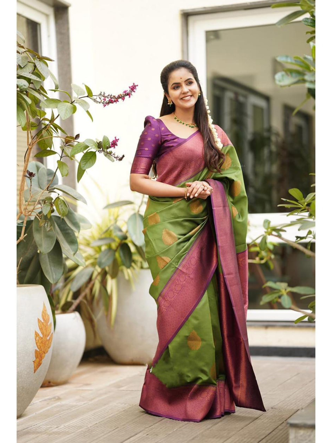 

Wuxi Woven Design Zari Pure Silk Banarasi Saree, Green