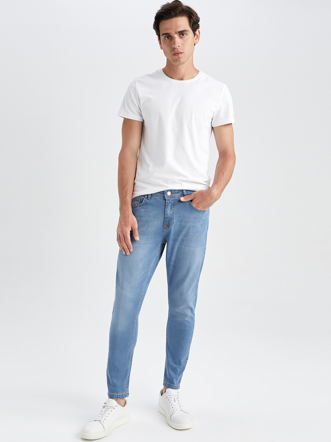 

DeFacto Men Mid Rise Light Fade Jeans, Blue