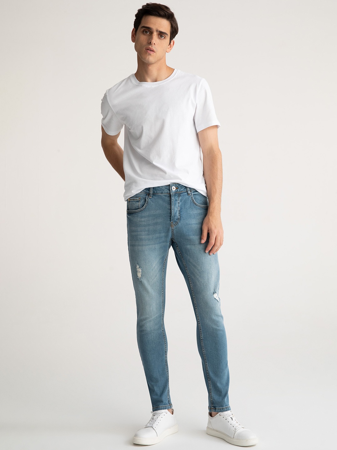 

DeFacto Men Mildly Distressed Light Fade Jeans, Blue