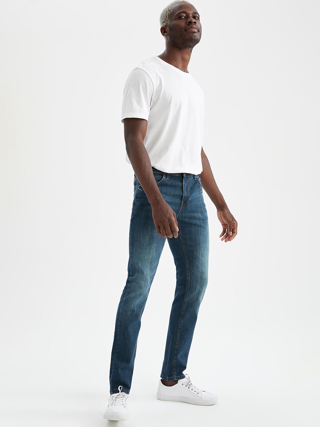 

DeFacto Men Mid Rise Light Fade Jeans, Blue