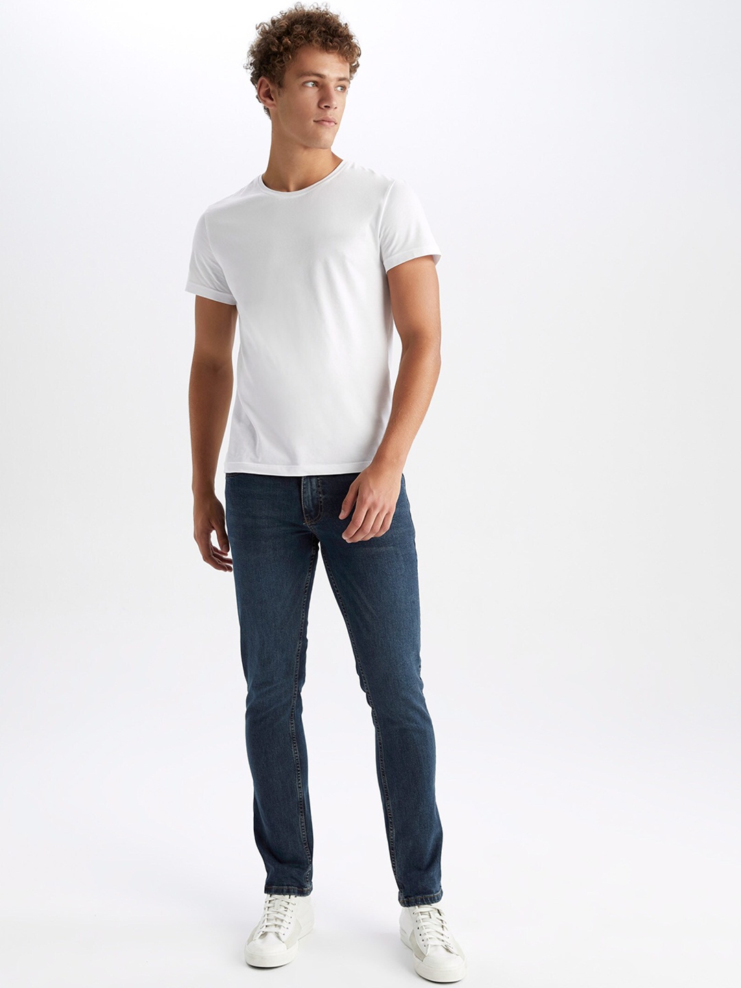 

DeFacto Men Mid Rise Clean Look Light Fade Jeans, Navy blue