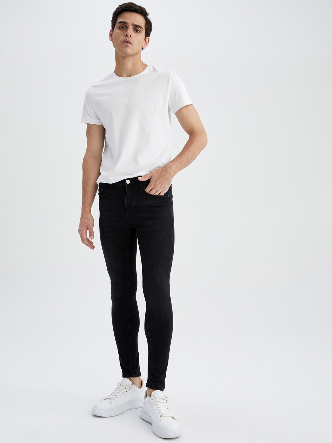 

DeFacto Men Mid Rise Clean Look Jeans, Black