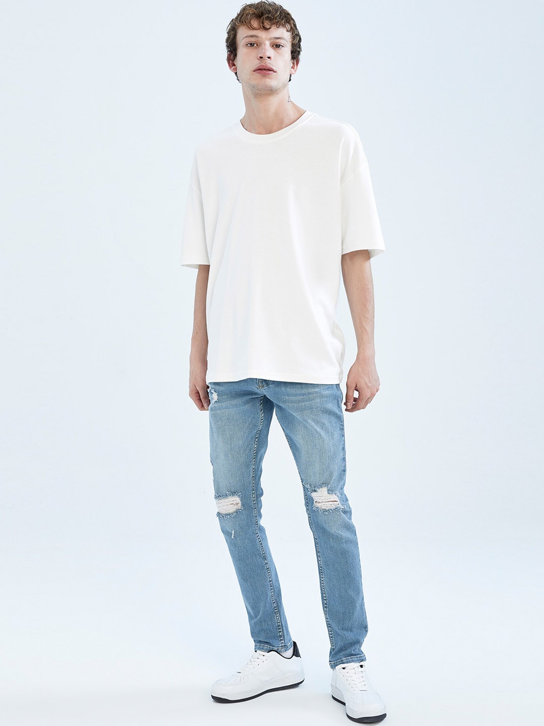 

DeFacto Men Mildly Distressed Light Fade Jeans, Blue