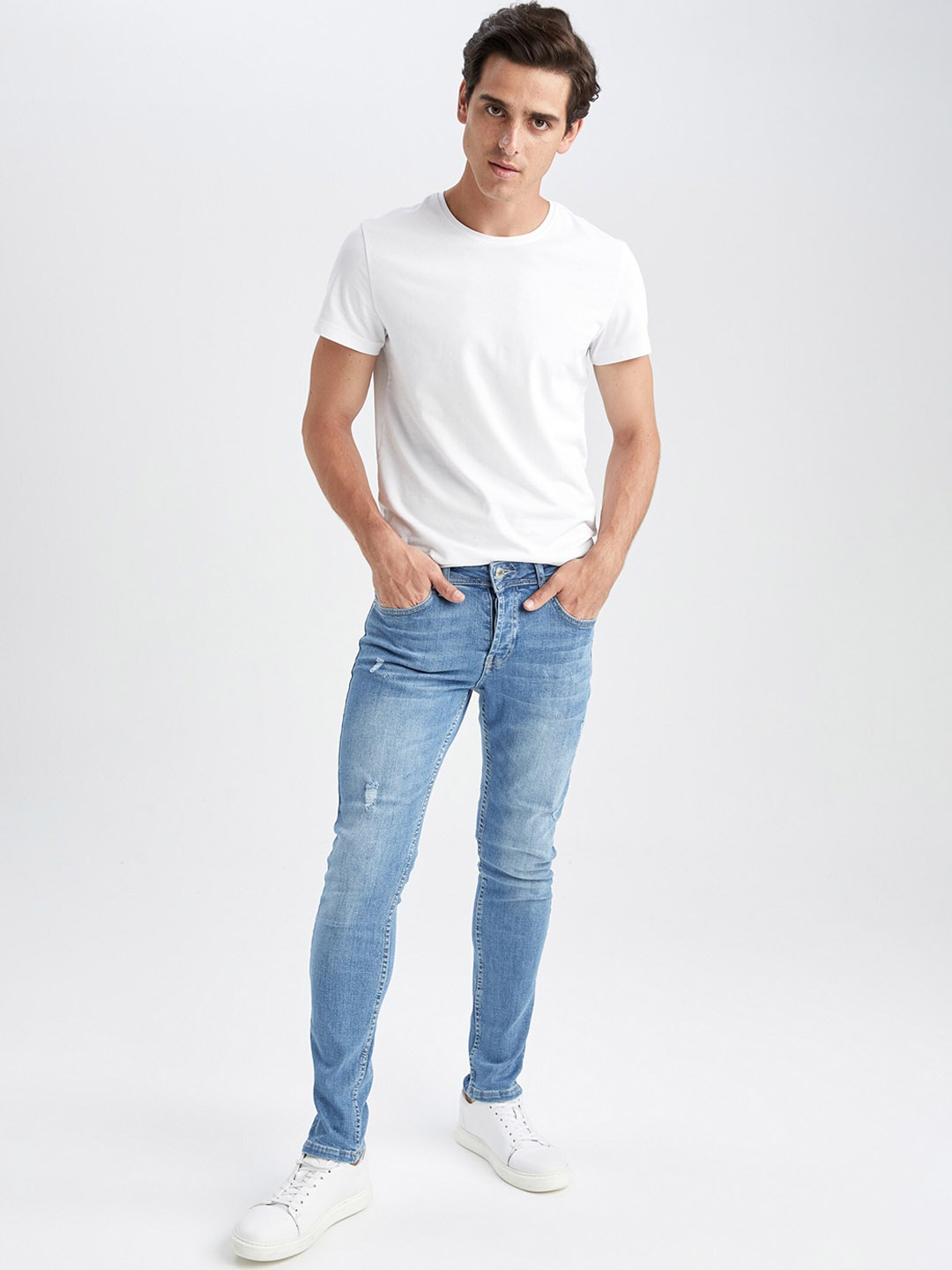 

DeFacto Men Mildly Distressed Light Fade Jeans, Blue