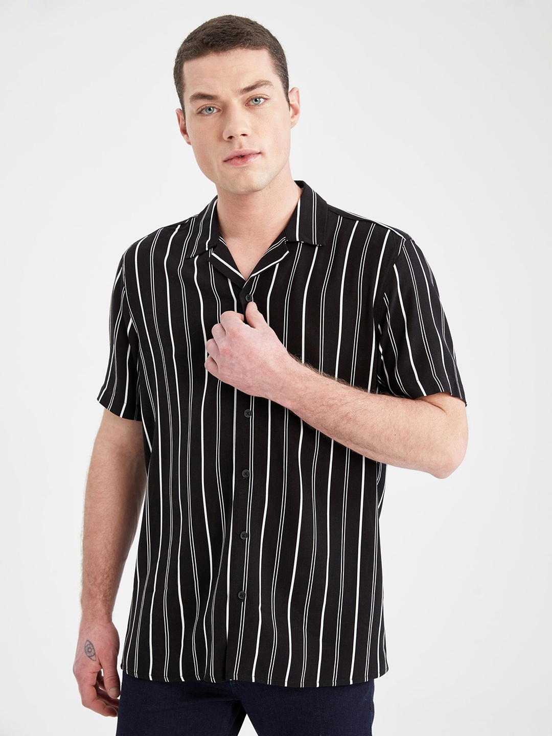 

DeFacto Men Striped Regular Fit Short Sleeves Casual Shirt, Black