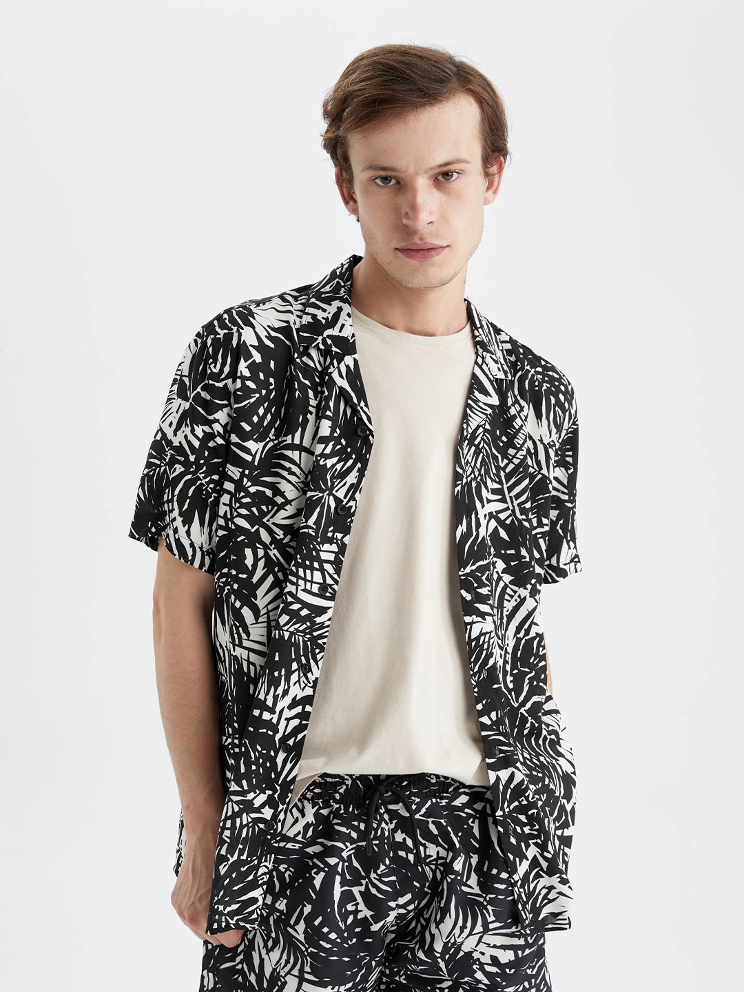 

DeFacto Men Tropical Printed Regular Fit Casual Shirt, Black