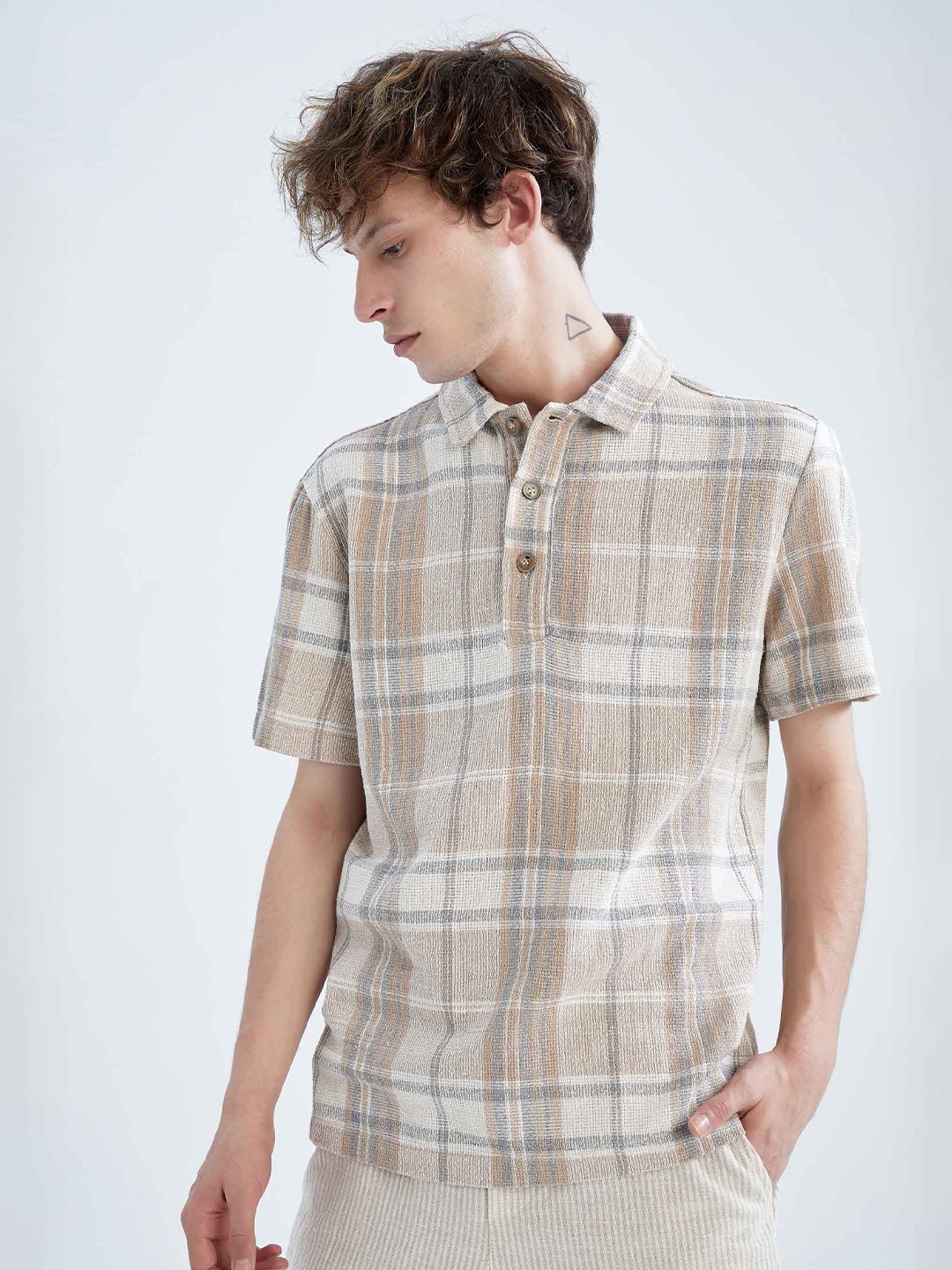 

DeFacto Men Tartan Checks Checked Short Sleeves Casual Shirt, Off white