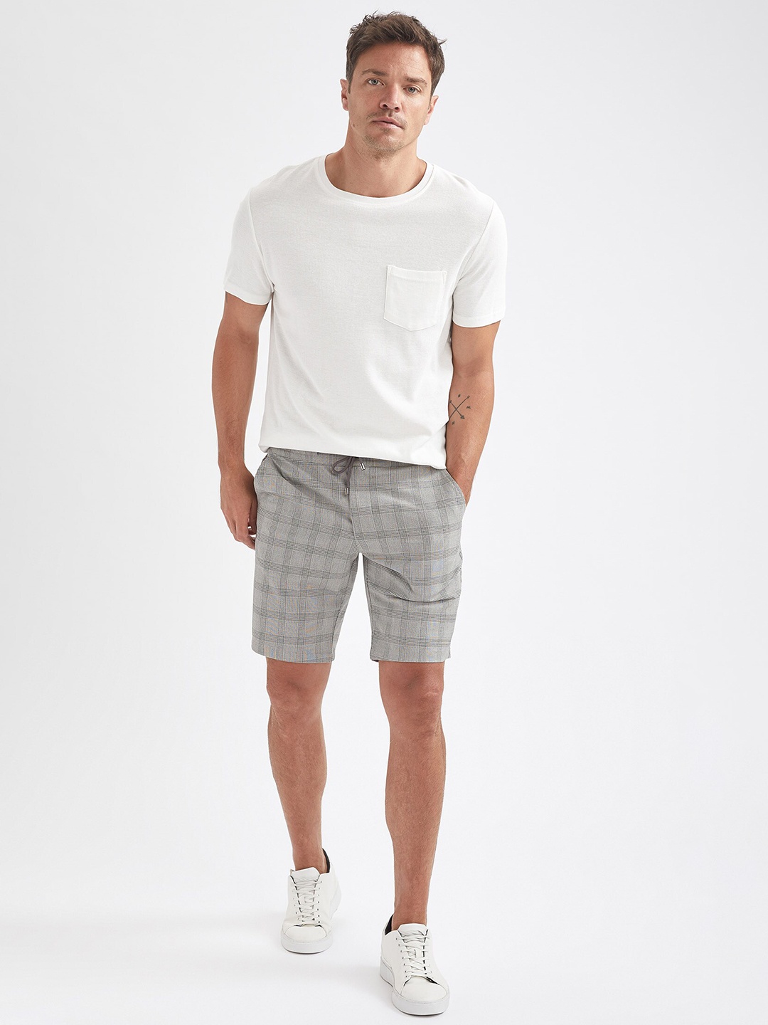 

DeFacto Men Checked Shorts, Grey