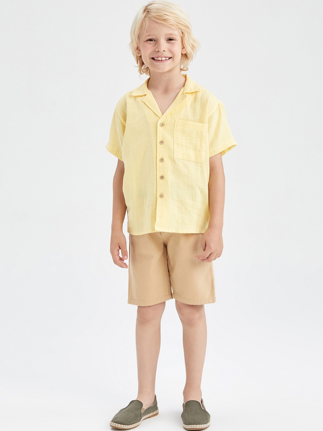 

DeFacto Boys Mid-Rise Regular Fit Pure Cotton Shorts, Beige