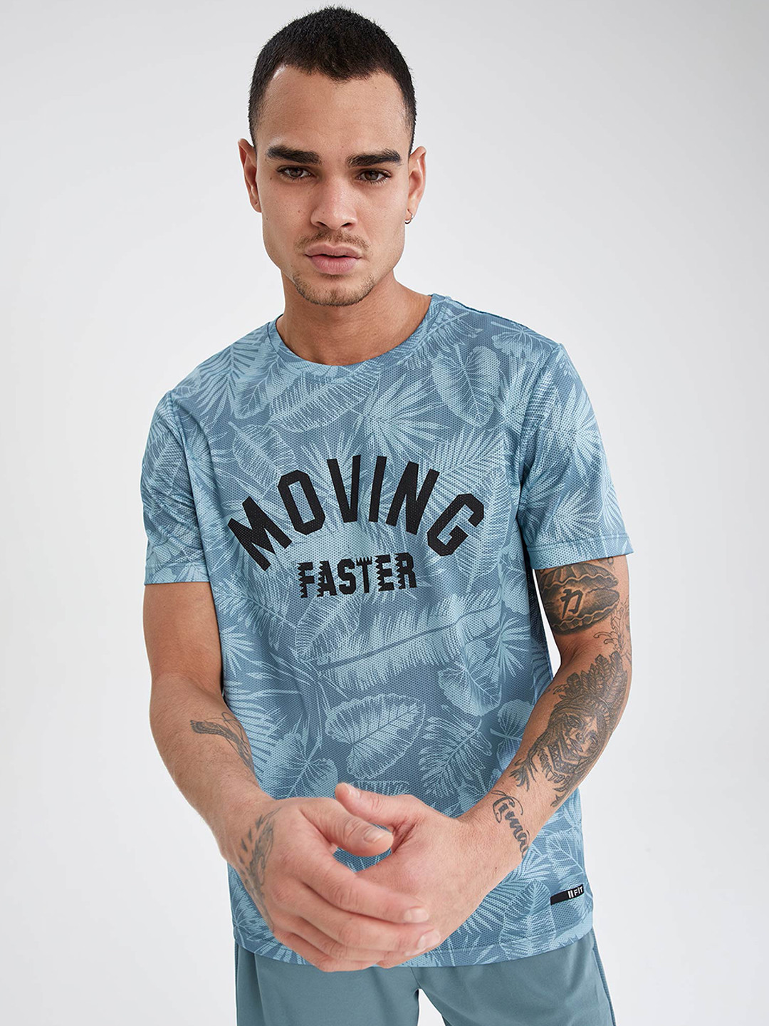 

DeFacto Men Blue & Black Typography Printed T-shirt