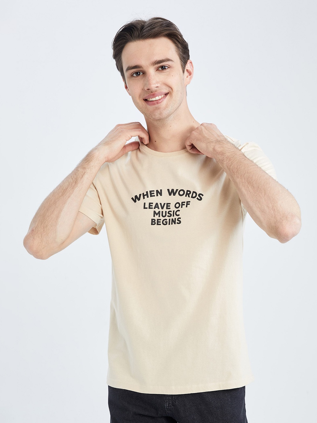 

DeFacto Men Typography Printed Drop-Shoulder Sleeves Cotton T-shirt, Na