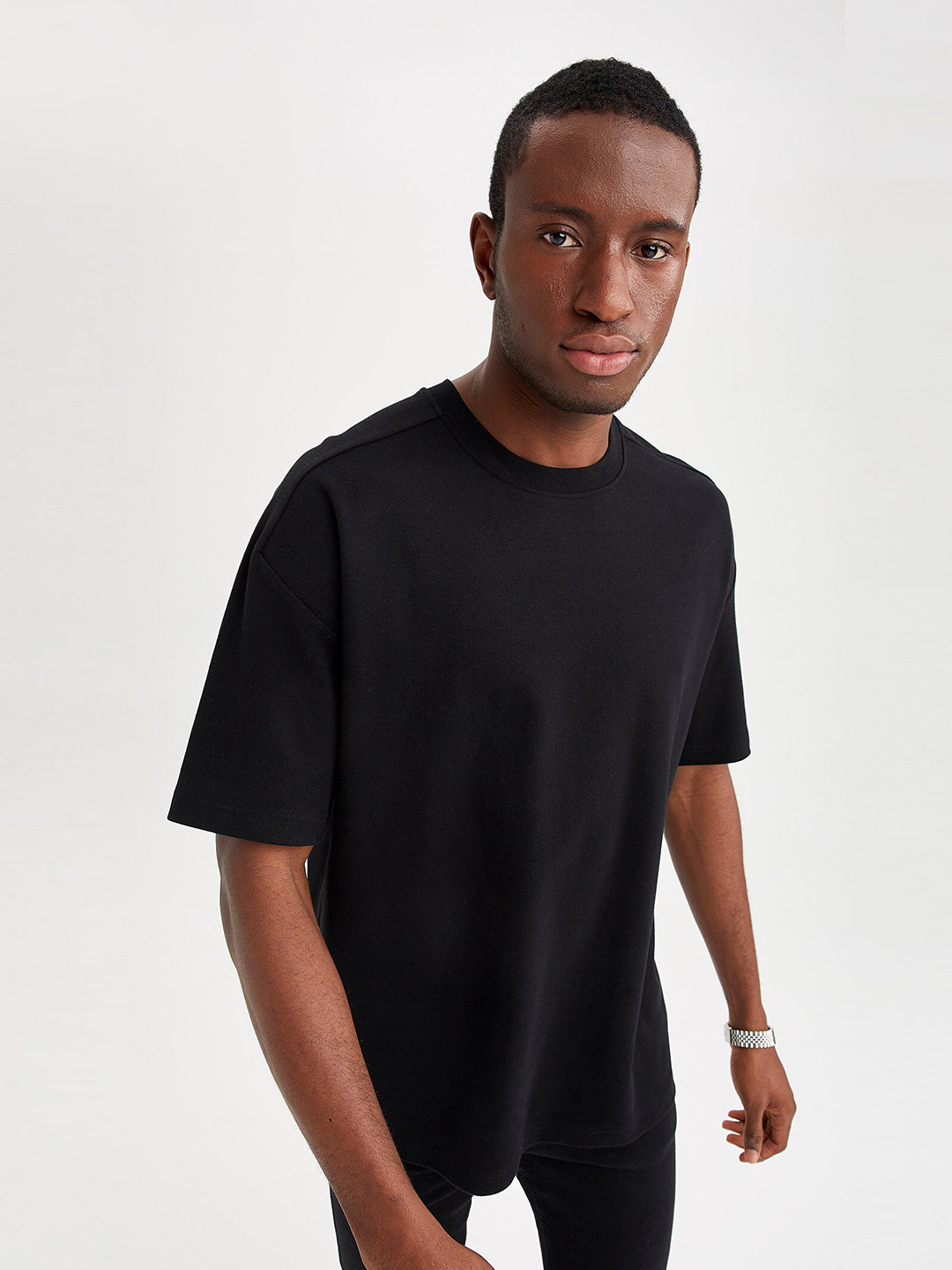 

DeFacto Men Pure Cotton Regular Fit Drop-Shoulder Sleeves T-shirt, Black