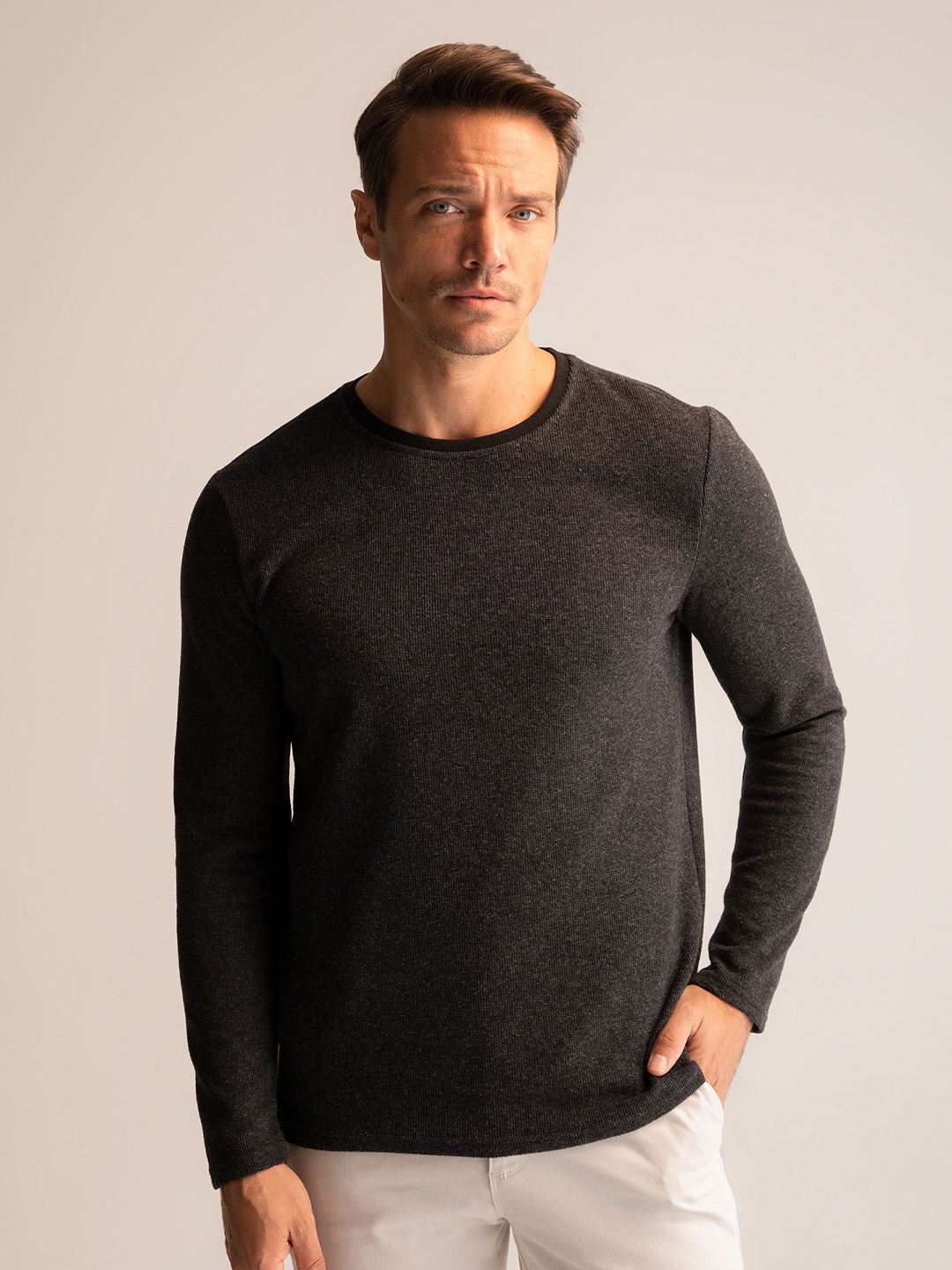 

DeFacto Men Solid Long Sleeves T-shirt, Charcoal