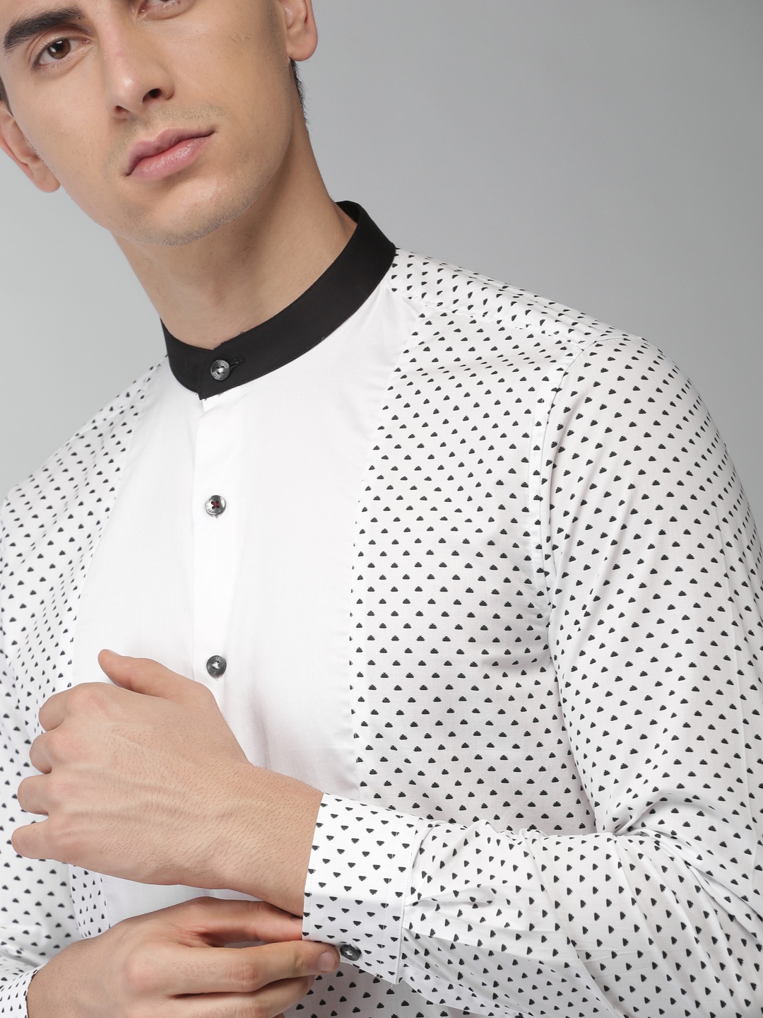 

INVICTUS Men White & Black Slim Fit Printed Casual Shirt