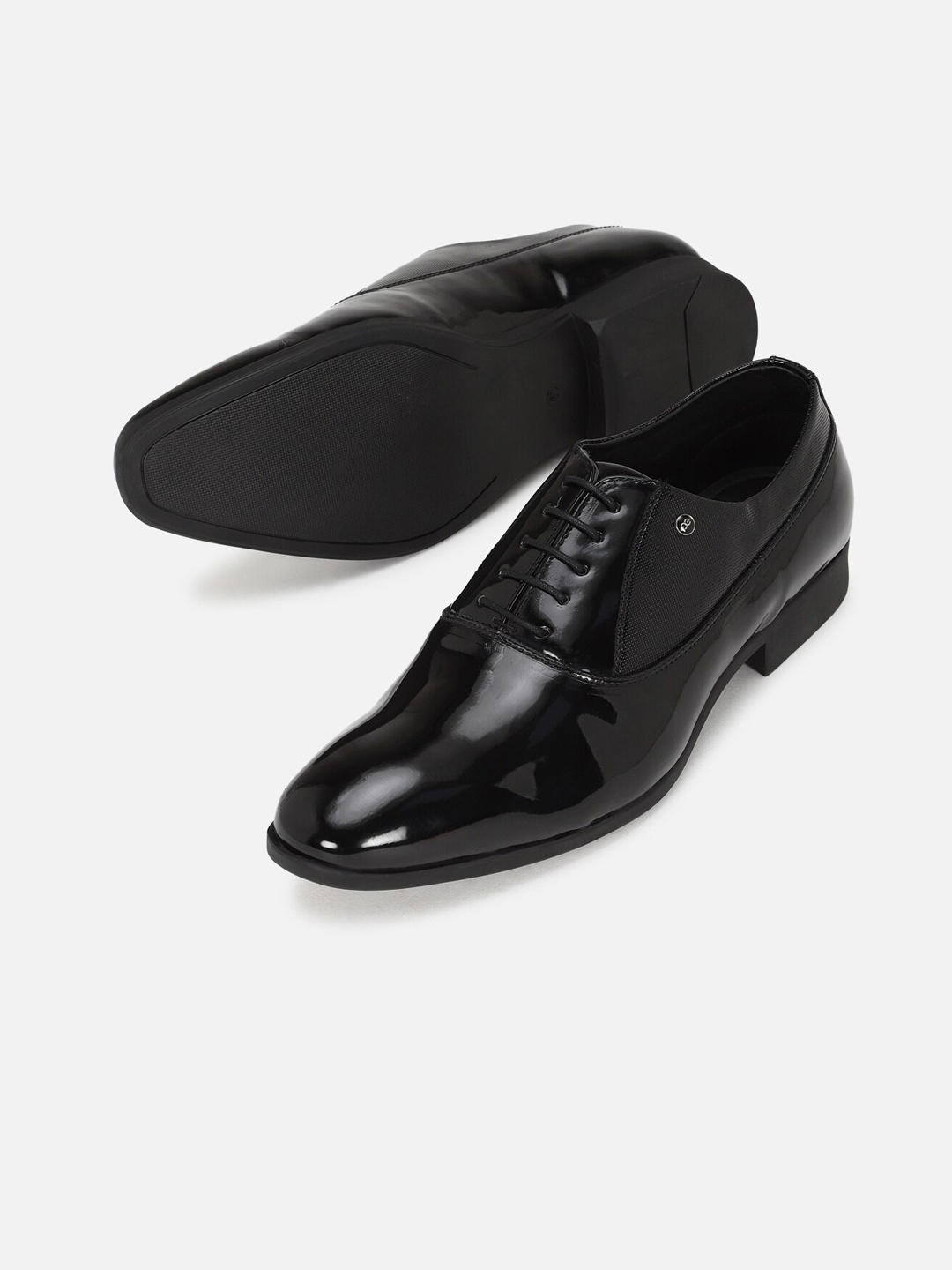 

Peter England Men Leather Textured Oxfords, Black