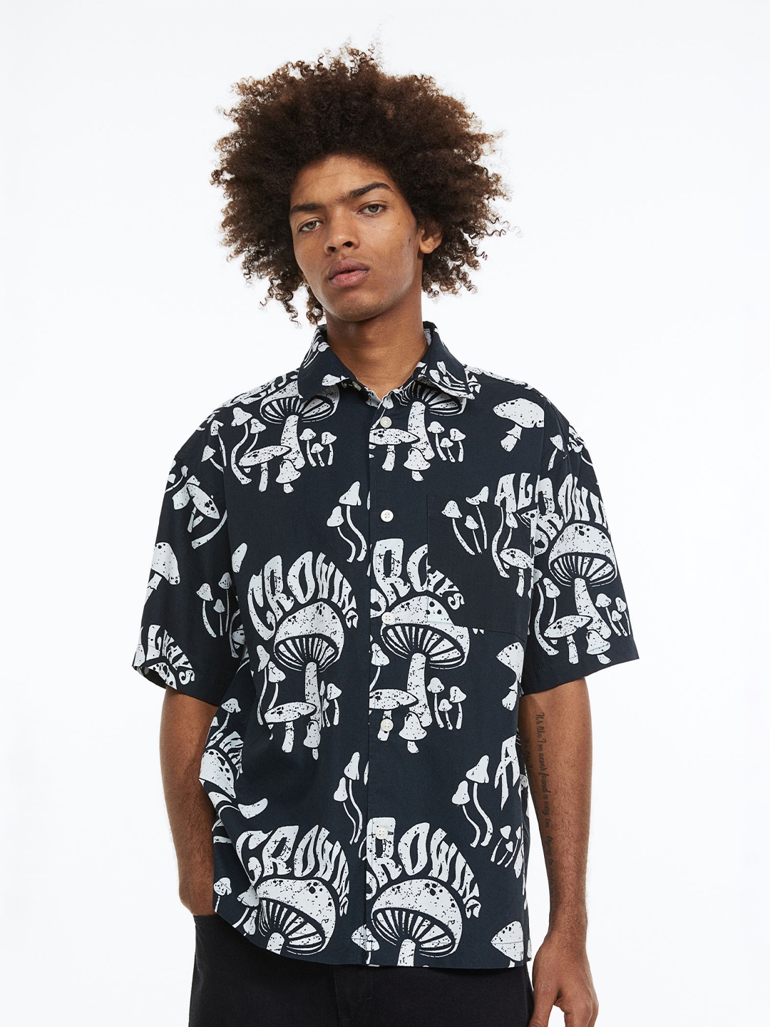 

H&M Men Pure Cotton Relaxed Fit Short-Sleeved Shirt, Blue