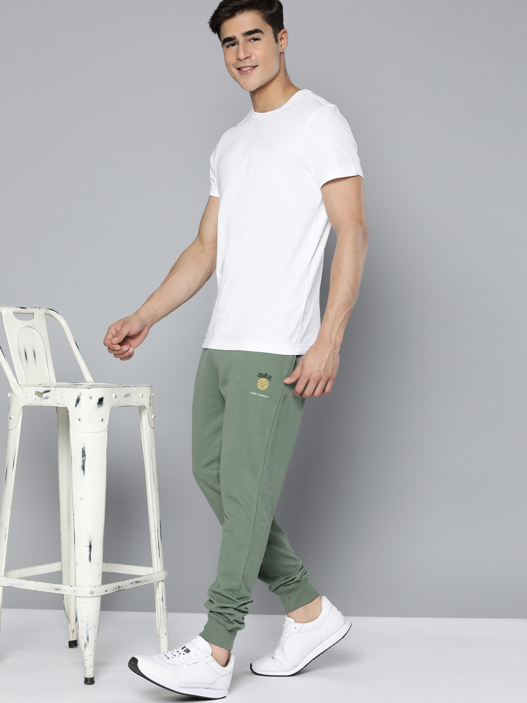 

Mast & Harbour Men Solid Joggers, Green