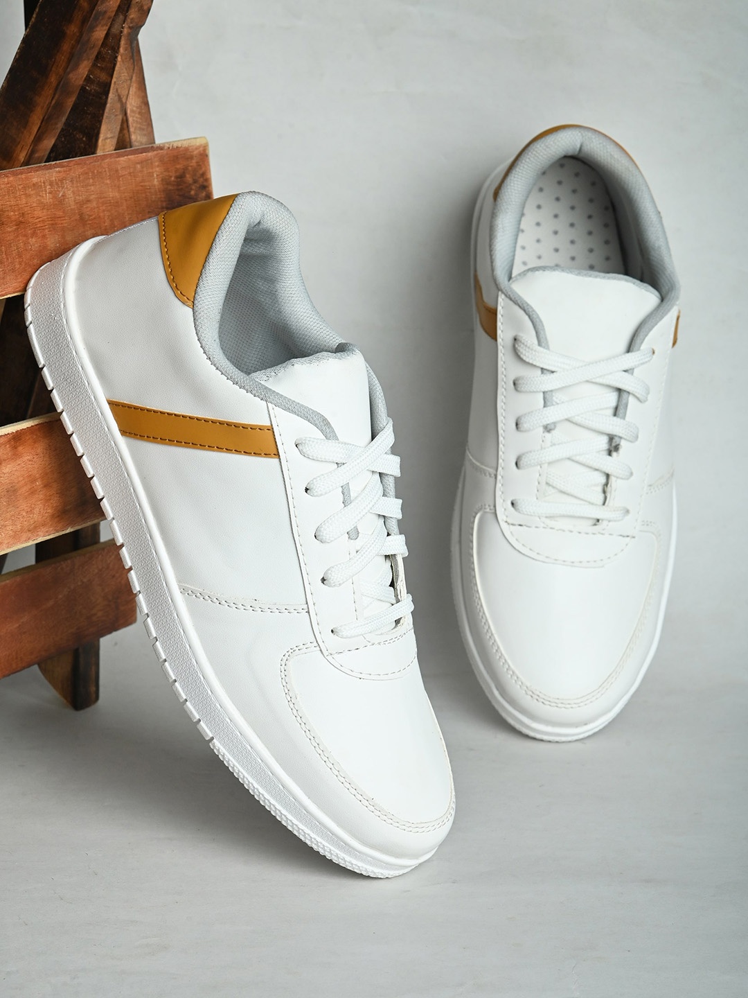 

ARIVO Men Colourblocked Lightweight Sneakers, White