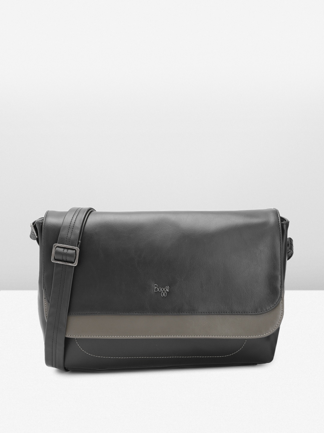 

Baggit Men Solid Messenger Bag, Black