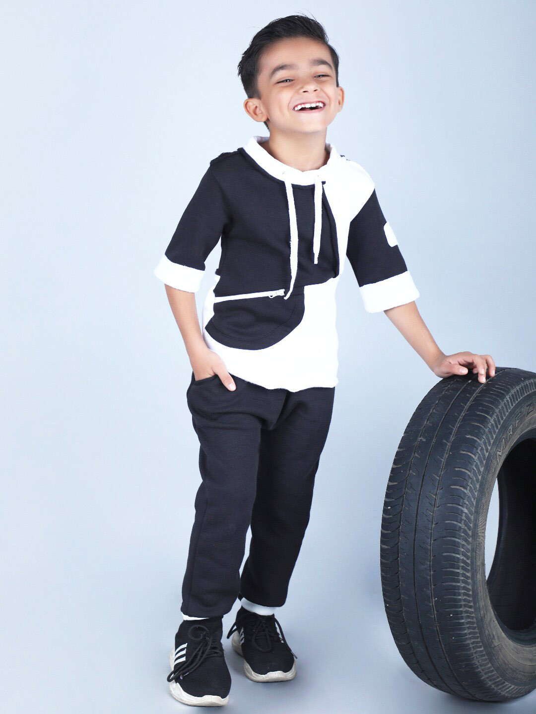 

Beyabella Boys Colourblocked Pure Cotton T-shirt with Trousers, Black
