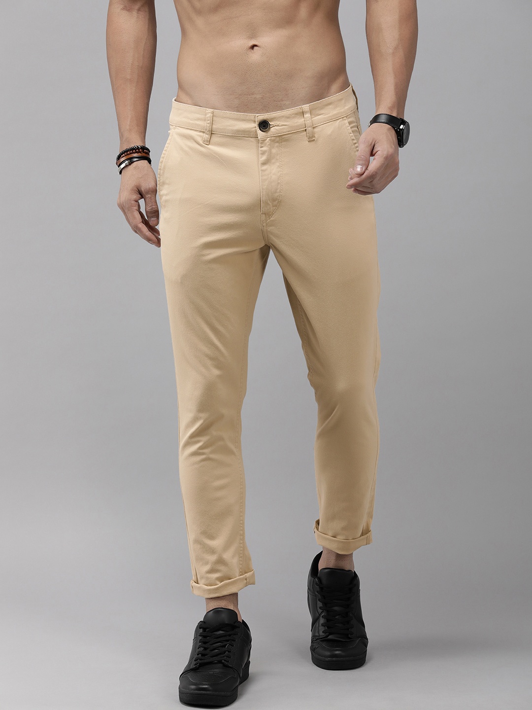 

The Roadster Life Co. Men Solid Tapered Fit Chinos Trousers, Beige