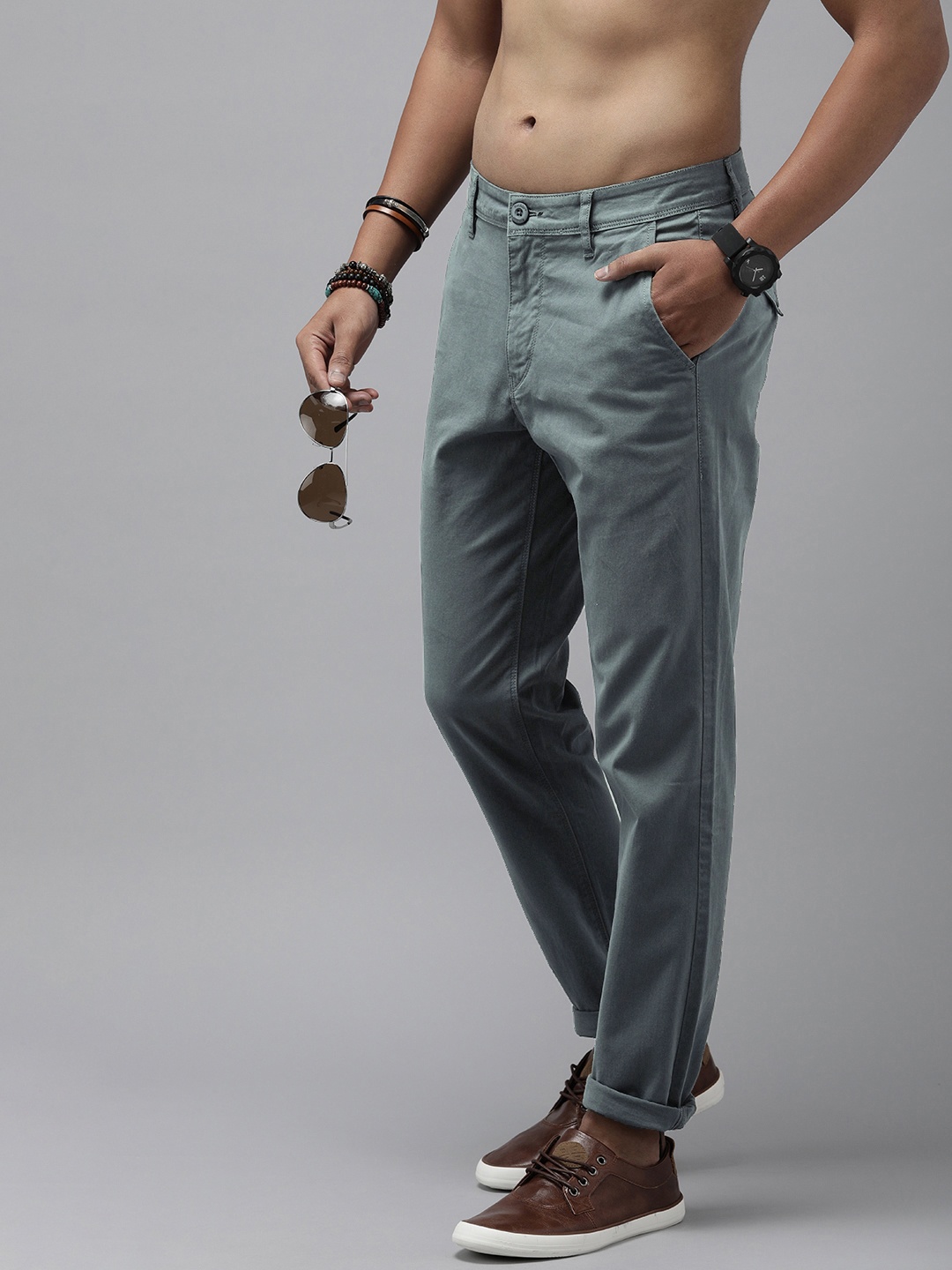 

The Roadster Lifestyle Co. Men Slim Fit Low-Rise Trousers, Olive