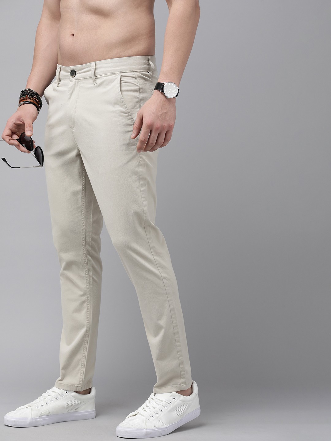

The Roadster Life Co. Men Solid Tapered Fit Smart Casual Chinos Trousers, Beige