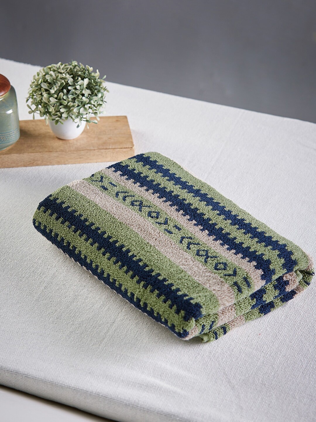 

Fabindia Raina Navy Blue & Green Printed 570 GSM Cotton Woven Bath Towel